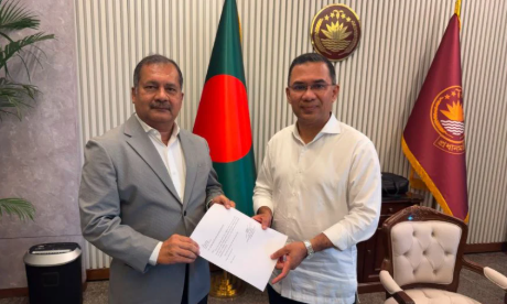 রাজনৈতিক উপদেষ্টা হিসেবে প্রধানমন্ত্রীর হাতে যোগদানপত্র দিলেন জহির উদ্দিন স্বপন